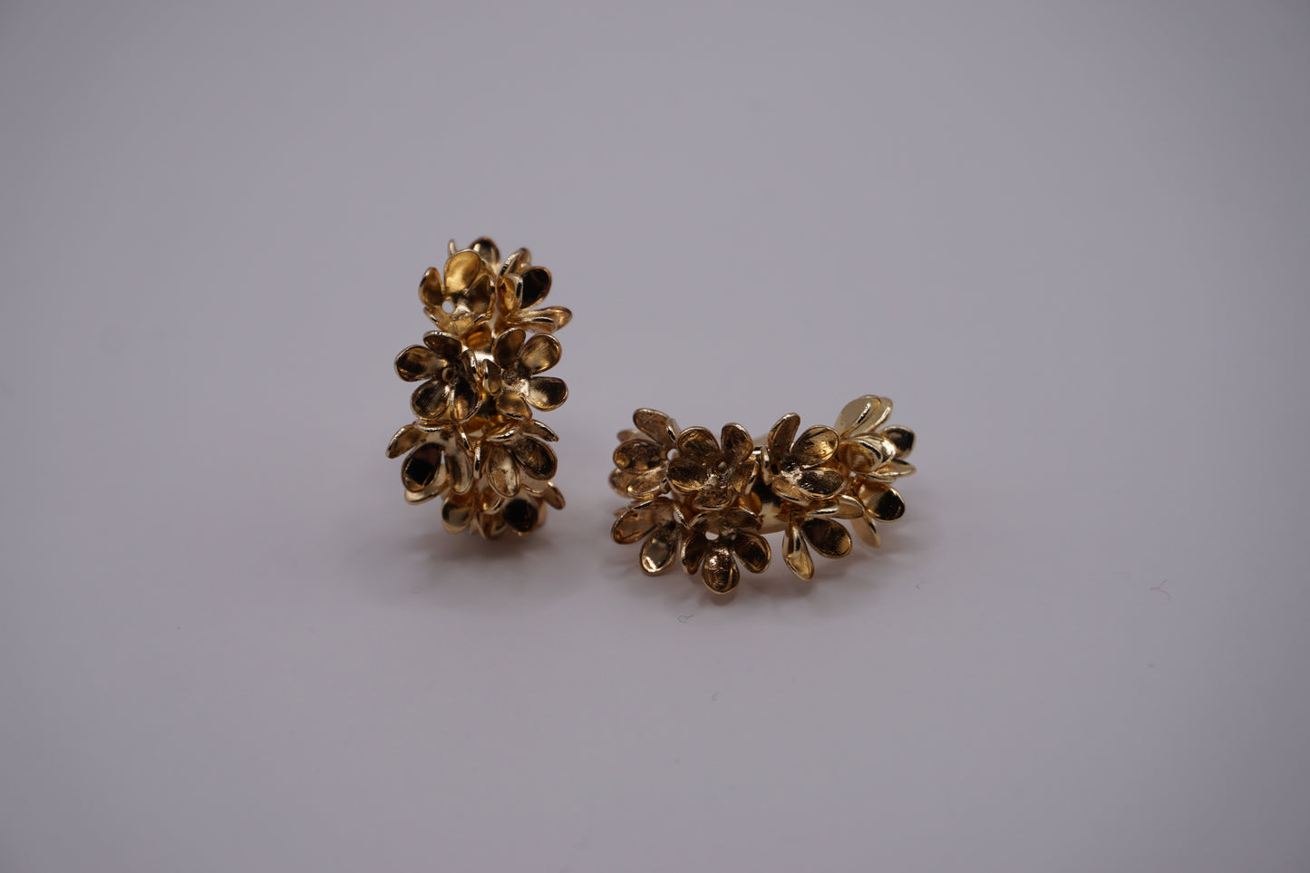 Blooming Grace - Florale Creolen in Gold