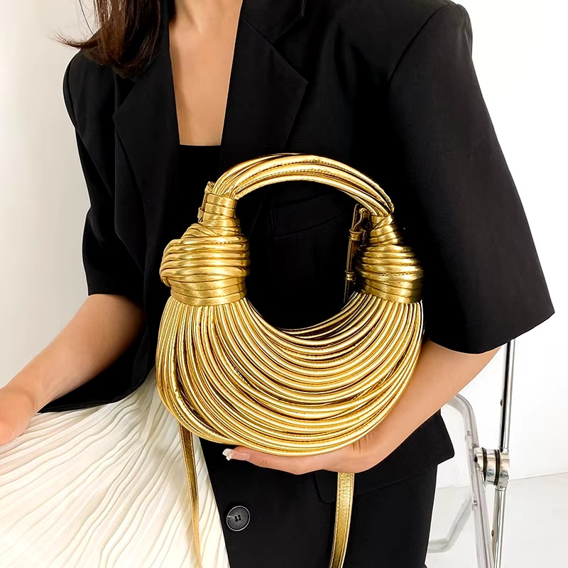 Sisi Tasche mit goldenen Details