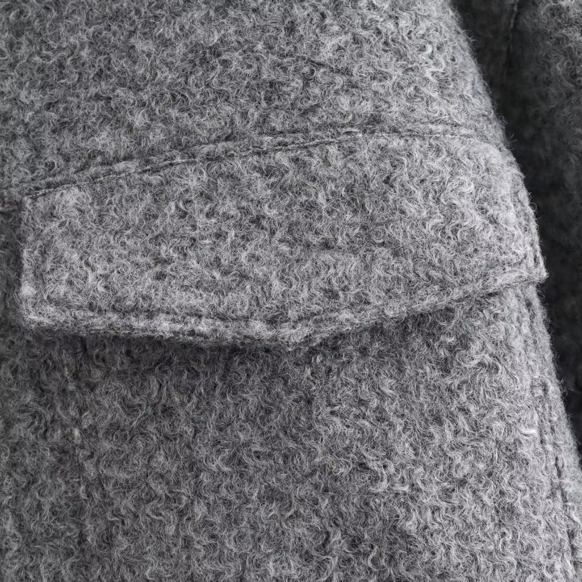 Grauer Kurzmantel